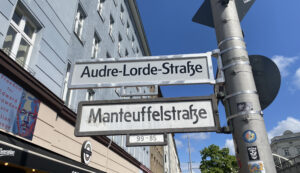Straßenschild mit doppelter Beschriftung »Audre-Lorde-Straße« und »Manteuffelstraße«