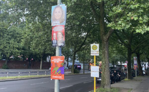 Ein Laternenpfahl mit drei Wahlplakaten für die Europawahl