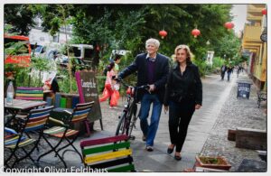 Hans-Christian Ströbele schiebt sein Fahrrad, daneben Canan Bayram